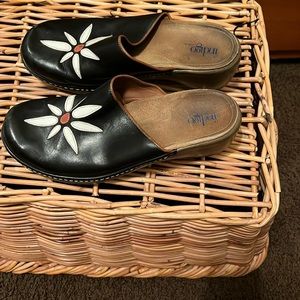 Womens size 12 Indigo daisy Clogs. Black